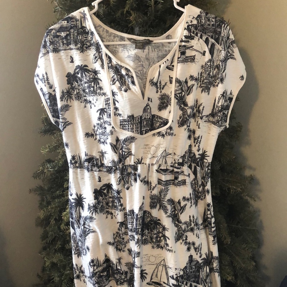 Black and white town printed day dress